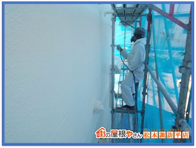 安曇野パルコン外壁塗装　吹き付け塗装1